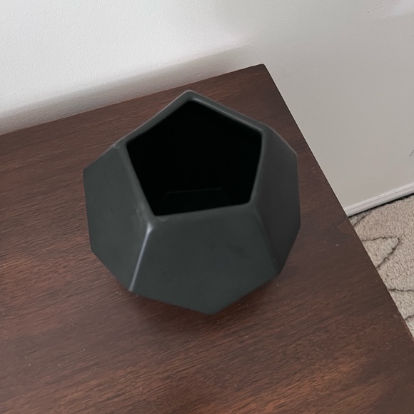 Global Views Dwell Studio faceted matte black vase - Picture 3 of 13